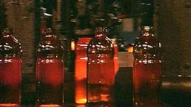 Van oud glas worden nieuwe flessen gemaakt