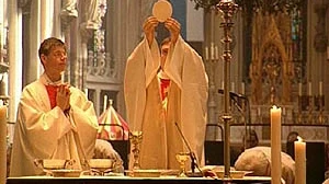 Katholieken vieren in de kerk de eucharistie