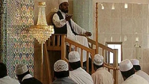 Moslims komen voor de eredienst bij elkaar in de moskee