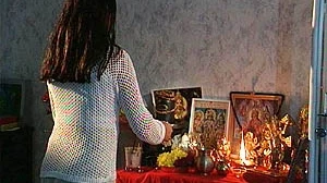Hindoes bidden thuis bij een huisaltaar