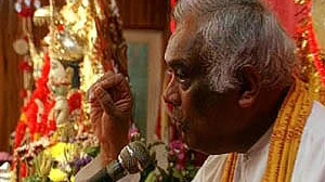 Hindoes komen voor de eredienst bij elkaar in hun tempel