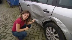 Een deuk strak trekken 