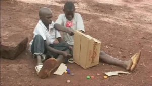 Knutselen met karton en flessendoppen