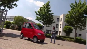 Een klein autootje met alles erop en eraan