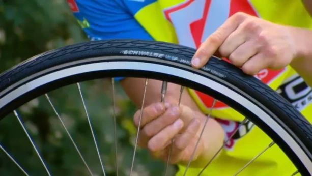 Hoe plak je een fietsband? | Schooltv