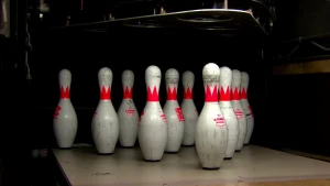 Machine zetten kegels en ballen op hun plek