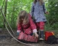 Joona en Lea maken een modderkasteel