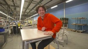 Tafels en stoelen voor in de klas