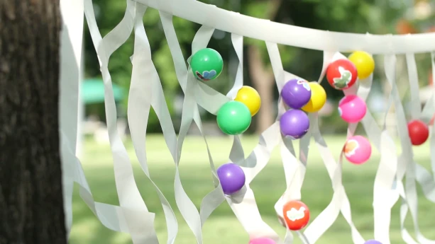 Met plakband en ballen