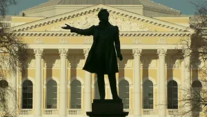 Foto van beeld van Lenin die staat voor een oud gebouw in Sint-Petersburg.