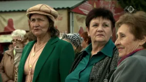 Foto van een aantal Russische vrouwen op straat.