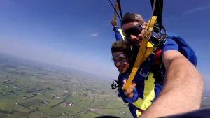 Springen uit een vliegtuig op vier kilometer hoogte