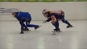 Keihard schaatsen op een korte baan