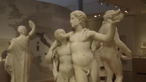 Foto van een aantal naakte standbeelden die staan in een museum.