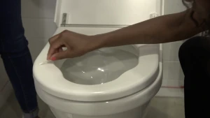 Foto van een WC-bril en de arm van iemand die met een wattenstaafje een monster ervan neemt.