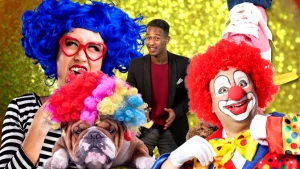 Kleurrijke foto waarop een een vrolijk verklede vrouw met hond, presentator op de achtergrond en een clown.