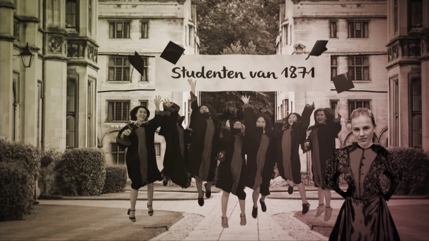 Oude foto, zwart/wit, van aantal vrouwen/meisjes op straat in stad en de tekst "Studenten van 1871".