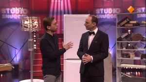 Foto van de studio van Snugger met de presentator die praat met een andere man.