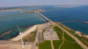 Luchtfoto van de Oosterscheldekering en de directe omgeving ervan, met mooi helder weer.
