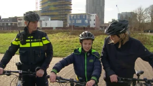 De politie te fiets is makkelijk aanspreekbaar en ziet veel