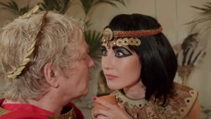 Foto van twee portretten, man verkleed als Julius Caesar, vrouw verkleed als Cleopatra.