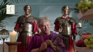 Foto van drie mannen verkleed als Keizer in vertrek in Romeins gebouw.