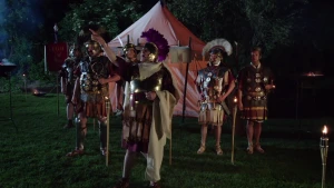 Foto van  verkleed mensen als Romein bij de Rubicon rivier.