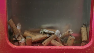 Een oplossing voor weggegooide sigarettenpeuken