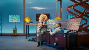 Een foto van een paarse, opengeklapte kist met negen luchtgaatjes in het deksel. Aan de zijkant van de kist hangt een beeldscherm van een camera. Prof zit rechtop in de kist en Janouk zit op de rand met een tablet om hartmetingen op te gaan aflezen.