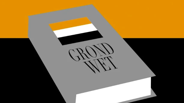 Een tekening van een grijs boek op een zwarte ondergrond. Op het boek staat een oranje, wit en zwart gestreepte vlag en de tekst "Grondwet". In het boek staan de basisregels en rechten voor en van alle burgers van een land. De achtergrond is oranje.