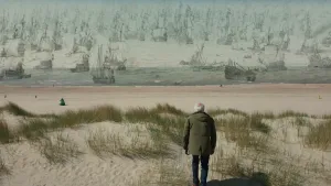 Een animatie van een man van nu, in de duinen. Hij heeft zijn rug naar de camera en kijkt naar het strand voor hem. In zee gaat de foto over naar een oude tekening. Je ziet tientallen oorlogsschepen uit de Zeventiende eeuw.