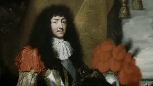 Een foto van een oud schilderij van Lodewijk de Veertiende. Hij werd ook wel de Zonnekoning genoemd. Hij heeft een zwarte pruik van krullend haar op, en een harnas aan.