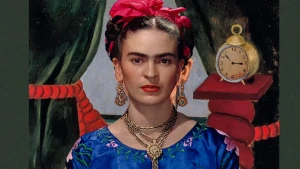 Een foto van schilder Frida Kahlo, geplakt op een van haar schilderijen. Frida kijkt recht de camera in en heeft kleurige kleding en haarlinten. Op de achtergrond zijn donkere gordijnen en een wekker.
