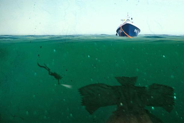 Doorsnedefoto van onderzoeksschip met duiker en het wrak