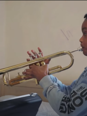 Jongen speelt trompet