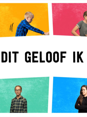 Zeven gekleurde vakken met kinderen erin