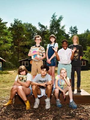 Kinderen met op de achtergrond een zomerkampterrein