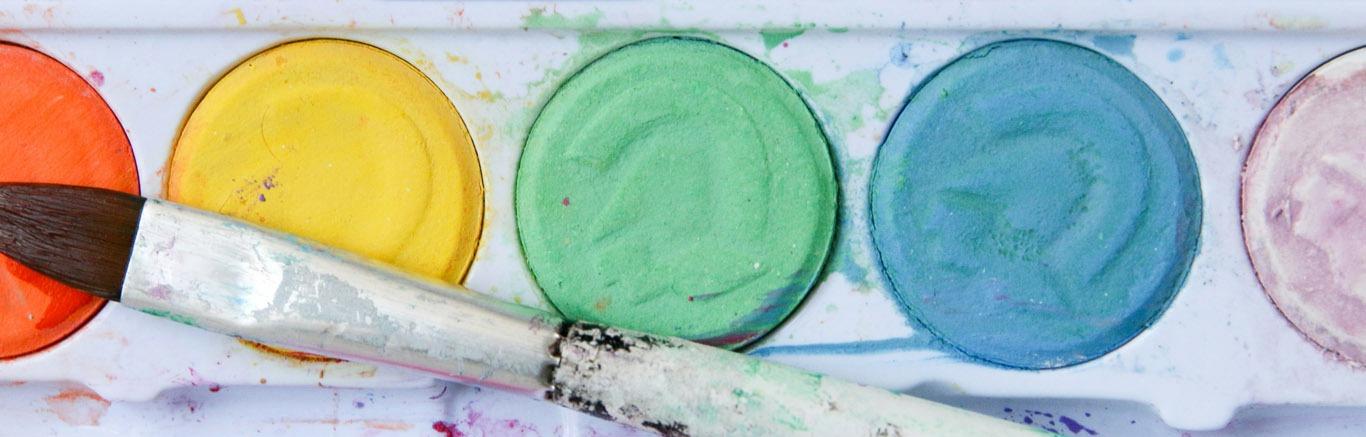 Verfdoos met penseel photo by Glen Carie on Unsplash