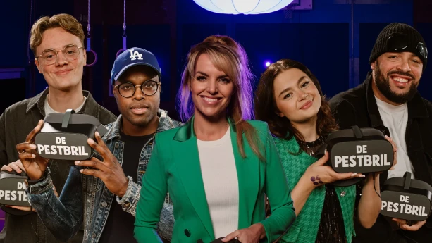 Een foto met in het midden presentator Anne-Mar. Naast haar staan deelnemers aan de pestbril, die ook de VR, Virtual Reality, bril met de tekst "De Pestbril" erop vasthebben: Jandino Asporaat en Duncan Tromp links, Stefania Liberakakis en Qucee rechts.