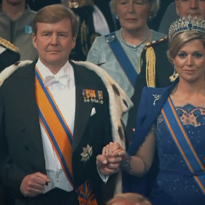 Willem Alexander en Maxima lopen samen in de Nieuwe Kerk tijdens kroningsceremonie