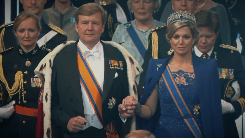 Willem Alexander en Maxima lopen samen in de Nieuwe Kerk tijdens kroningsceremonie
