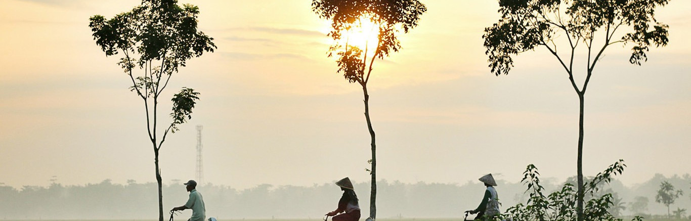 Mensen op de fiets in Indonesie, photo by Dika Seva on Unsplash