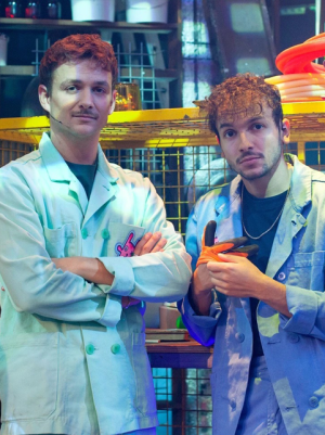 Jurre en Sahil in decor Proefkonijnen