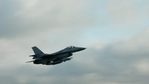 Een foto van een vliegtuig in de lucht dat mede door zijn snelheid een andere naam heeft, de naam straaljager. De zichtbare straaljager is van het type F16.