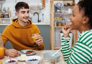Mensen aan ontbijttafel