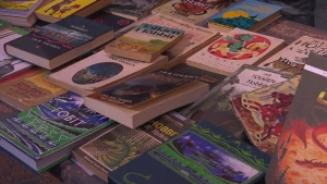 Een foto van verschillende uitgaven van het boek "The Hobbit" van de Britse schrijver J.R.R. Tolkien, die op een marktkraam uitgestald zijn.