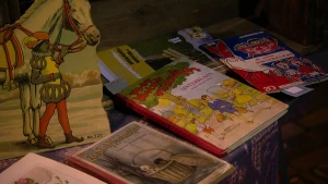 Een foto van een gedeelte van de boeken over Sinterklaas die op een marktkraam uitgestald zijn.