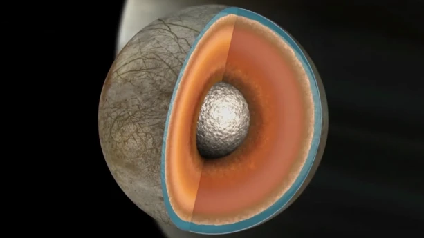 Een animatie die de maan Europa laat zien, één van de manen van de planeet Jupiter. De maan is gedeeltelijk open, om te tonen dat onder een laag ijs een grote zee met water ligt dieper naar de kern van de maan toe.