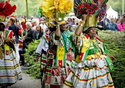Feestende mensen in Surinaamse kleding.