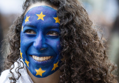 Vrouw met Europese vlag op gezicht geschminkt